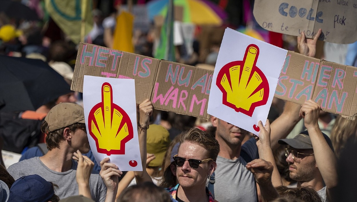 Protest klimatických aktivistov v holandskom Haagu. Niektorí z nich držia nápisy parodujúce logo ropnej spoločnosti Shell. (9. septembra 2023)