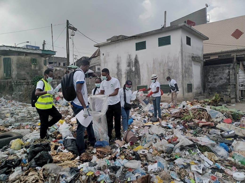 Plasticfreeafrica je zameraný na boj proti znečisteniu plastmi v Guinejskom zálive a na západnom pobreží Kamerunu. Za posledných 10 rokov sme stáli na čele udržateľného hospodárenia s plastmi a spolupracovali sme s rôznymi zainteresovanými stranami.