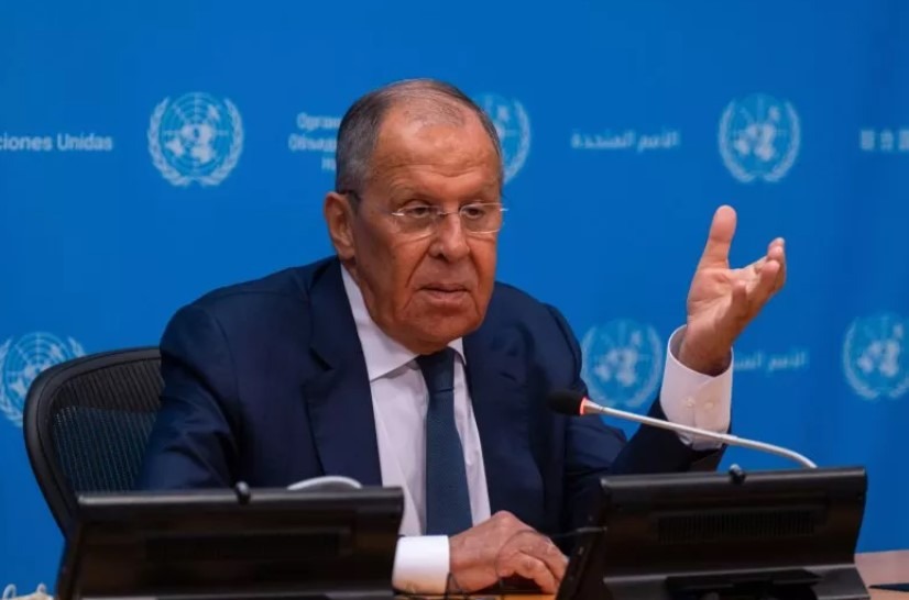 Ruský minister zahraničných vecí Sergej Lavrov, blízky spojenec ruského prezidenta Vladimira Putina, v piatok varoval, že jadrové zbrane Moskvy sú v "plnej bojovej pohotovosti".