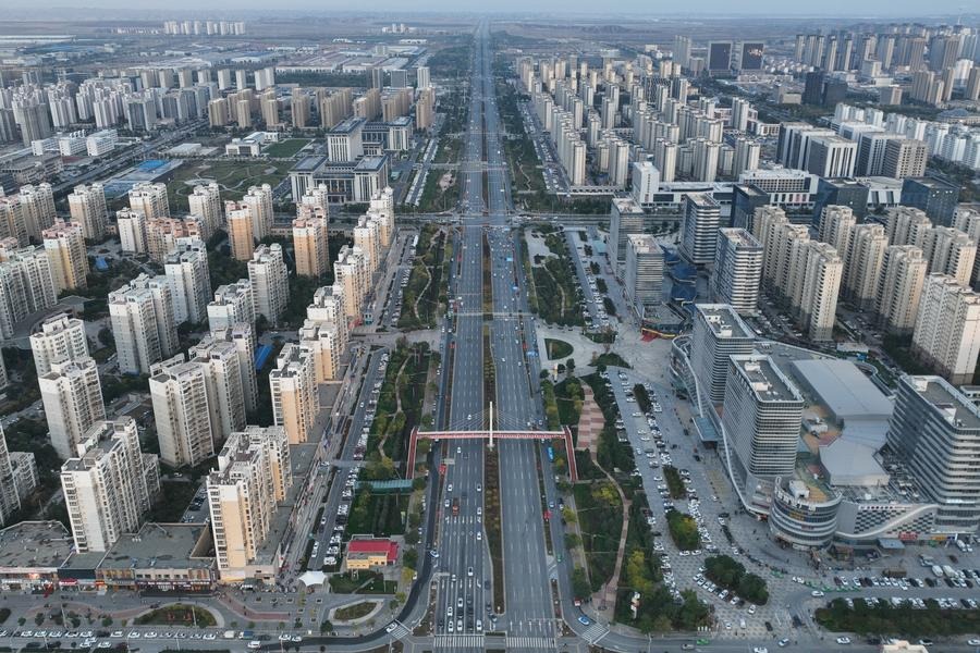 Na tejto leteckej snímke zo 17. októbra 2023 je pohľad na mesto Lanzhou New Area v severozápadnej čínskej provincii Gansu.