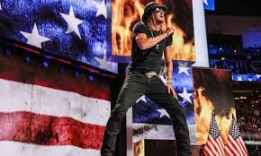 Kid Rock vystupuje ochotne na Trumpových predovlebných mítingoch.