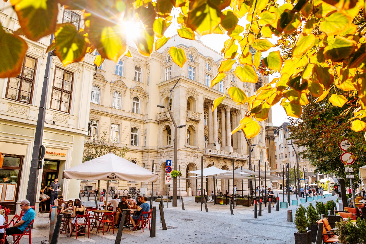 Budapešť ponúka na jeseň skvelé prechádzky, kúpele, jedlo, víno či plavbu po Dunaji.