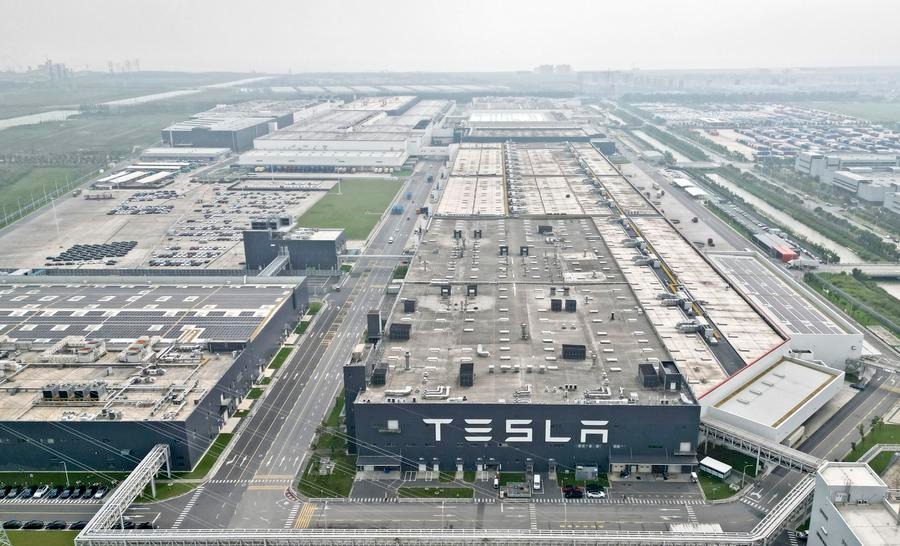 Na leteckej snímke z dronu z 26. septembra 2023 je vidieť továreň Tesla Gigafactory v novej oblasti Lingang v pilotnej zóne voľného obchodu China (Shanghai) vo východočínskom Šanghaji.