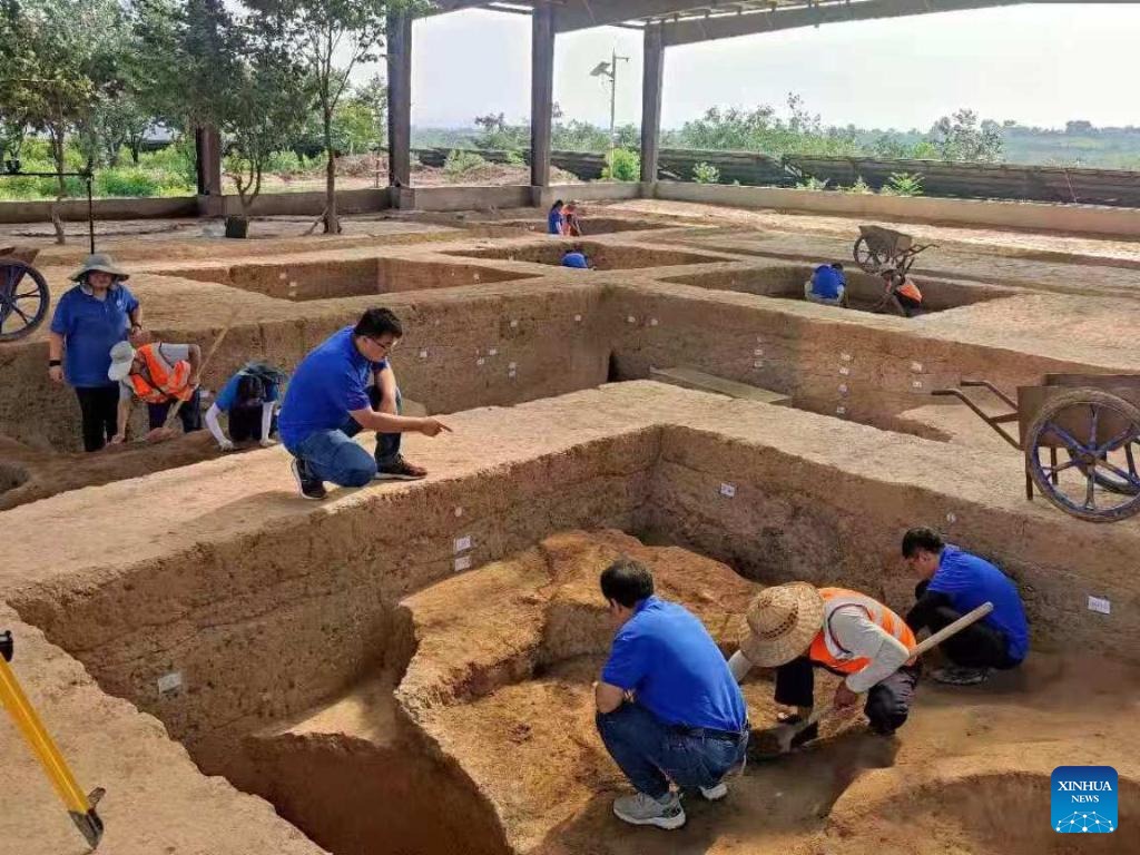 Na nedatovanej snímke archeológovia pracujú počas štvrtej fázy vykopávok na lokalite dediny Yangshao v meste Sanmenxia v stredočínskej provincii Henan. Čínski archeológovia odhalili rekonštrukcie tvárí dvoch mužov, ktorí žili v blízkosti Žltej rieky, kolísky čínskej civilizácie, počas neolitu.