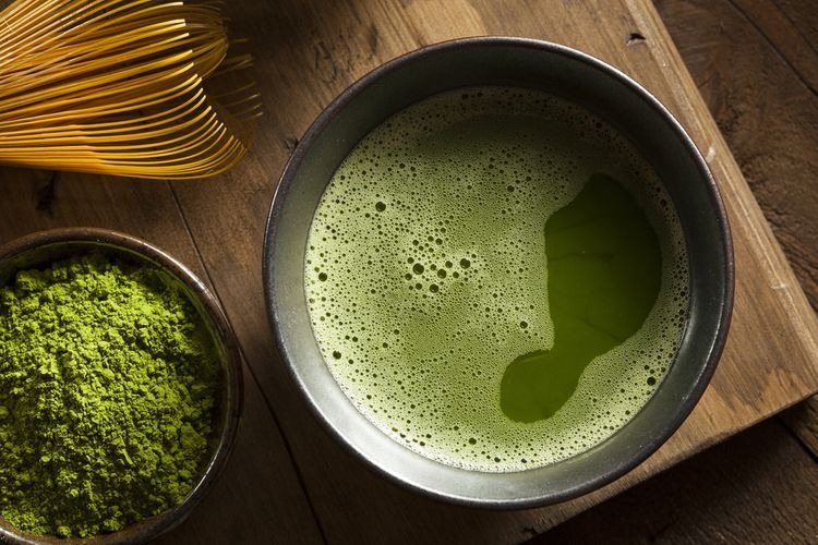 Matcha je bohatá na antioxidanty, najmä katechíny, ktoré pomáhajú bojovať proti voľným radikálom v tele. Pravidelná konzumácia matchy môže zlepšiť metabolizmus, podporiť chudnutie a zlepšiť celkovú energiu. 