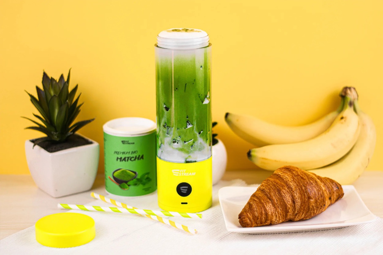 Pridajte matchu do svojho obľúbeného smoothie pre extra energiu. Kombinujte ju s banánom, špenátom a mandľovým mliekom pre výživný nápoj.