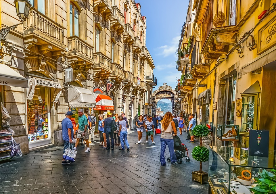 Taormina ponúka krásne pláže aj romantiku typických talianskych uličiek.