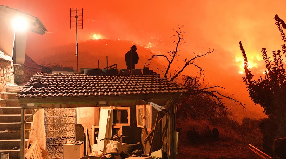 K dedine Kallithea sa priblížil požiar, ktorý napriek snahe stoviek hasičov zastaviť ho nekontrolovane vyčíňal približne 149 kilometrov západne od Atén v gréckom regióne Korint, v nedeľu 29. septembra 2024.