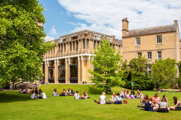 Ilustračné foto - študenti relaxujú na tráve pred Balliol College Oxfordskej univerzity, 19. júna 2013.