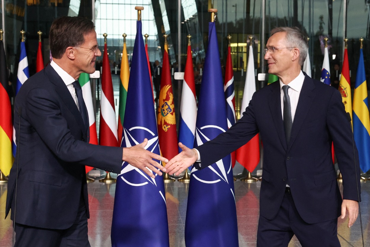 Bývalý holandský premiér Mark Rutte a Jens Stoltenberg si podávajú ruky v deň, keď Rutte vystrieda Stoltenberga na poste generálneho tajomníka NATO, v sídle Aliancie v Bruseli 1. októbra 2024.