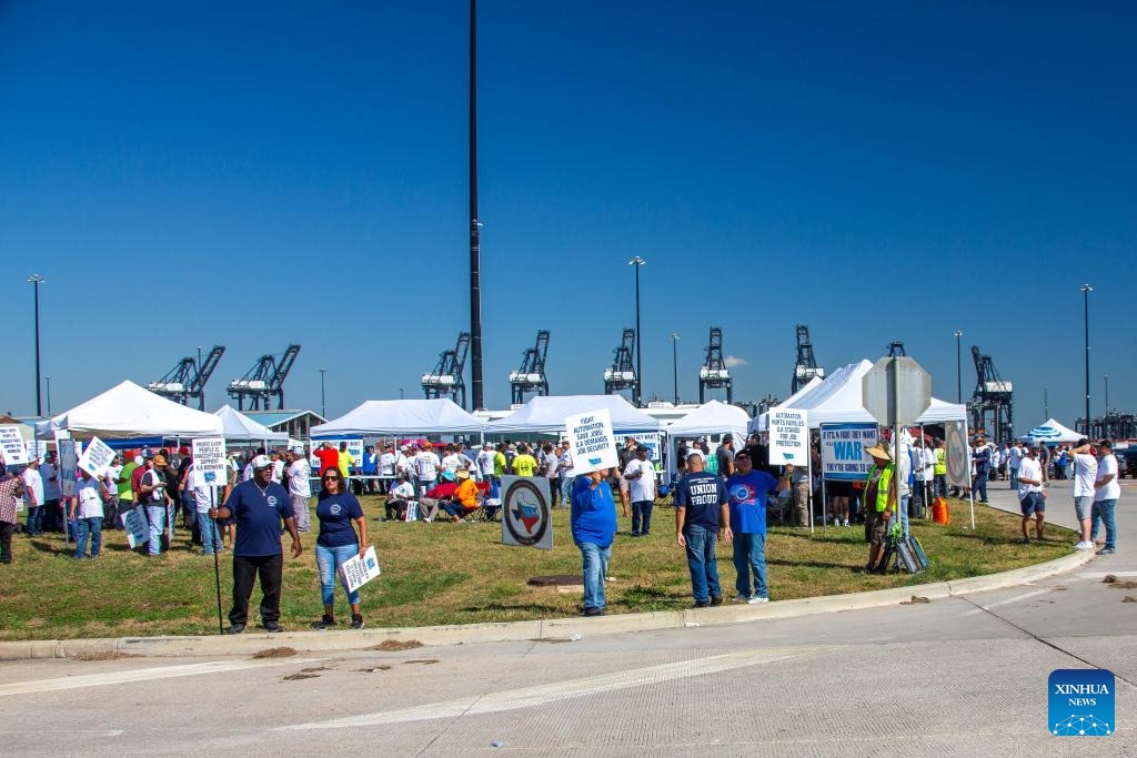 Zamestnanci prístavu sa zúčastňujú na štrajku v prístave Houston v Texase v Spojených štátoch amerických 1. októbra 2024.