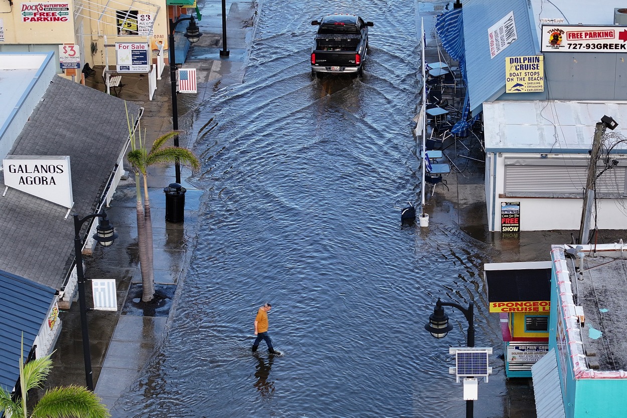 Takto vyzerali ulice floridského Tarpon Springs po hurikáne a záplavovej vlne.