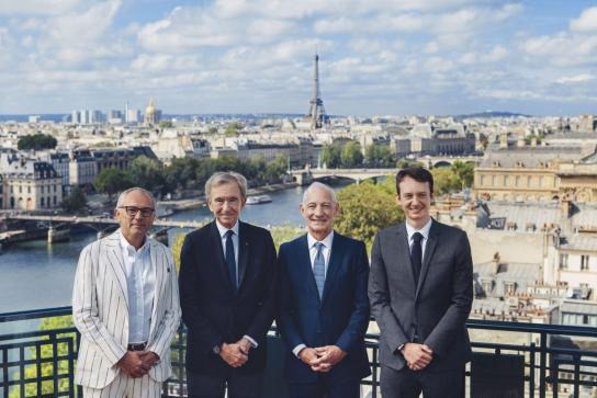 Stefano Domenicali, prezident F1, Bernard Arnault, prezident skupiny LVMH, Greg Maffei, predseda spoločnosti Liberty Media, a Frédéric Arnault, generálny riaditeľ spoločnosti LVMH Watches.