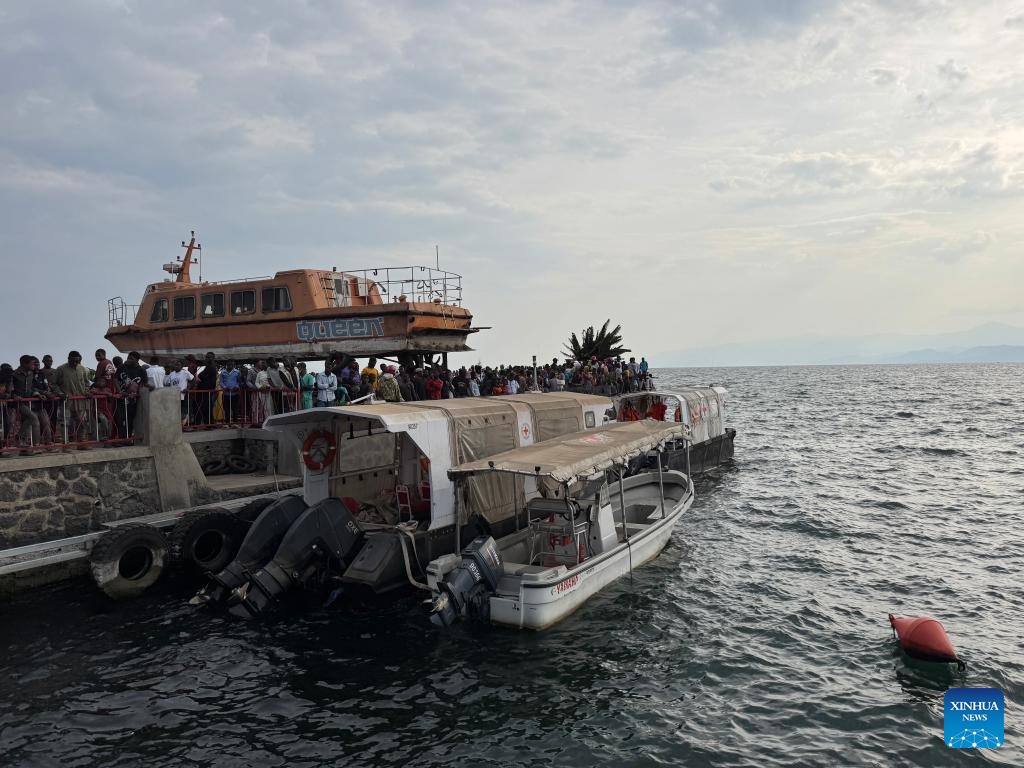 Ľudia sa zhromažďujú v prístave po potopení trajektu na jazere Kivu pri meste Goma v provincii Severné Kivu na východe Konžskej demokratickej republiky (KDR) 3. októbra 2024.