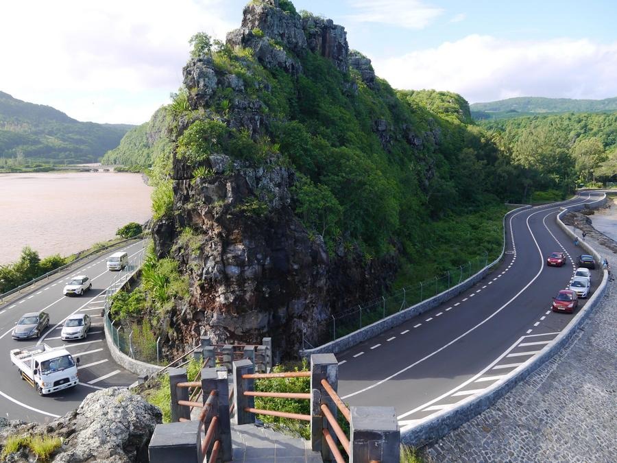 Na archívnej snímke z 8. mája 2017 je časť cesty v tvare písmena U na južnom pobreží Maurícia.