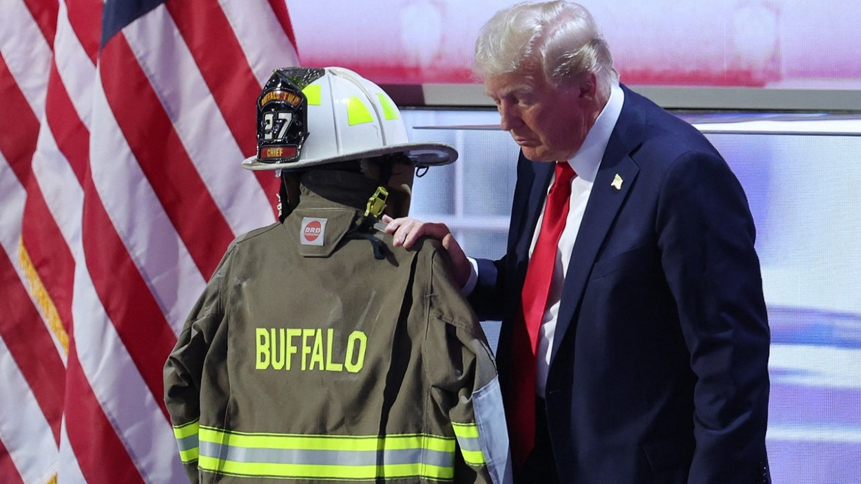 Trump vzdáva hold zastrelenému hasičovi Coreymu Comperatorovi.