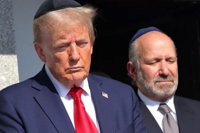 Bývalý prezident Donald Trump sa v pondelok modlí v Ohel Chabad Lubavitch, mieste posledného odpočinku rabína Menachema Mendela Schneersa, v New Yorku spolu s rodinou Edana Alexandra, ktorý bol zajatý ako rukojemník počas útokov Hamasu 7. októbra.