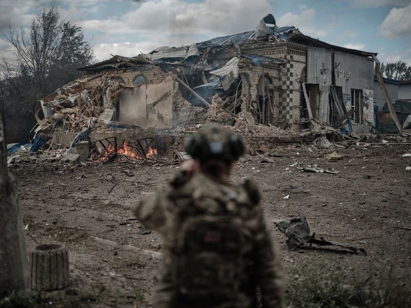 Celé štvrte mesta Toreck v oblasti Donbas boli zničené a spálené opakovaným ruským delostreleckým ostreľovaním.