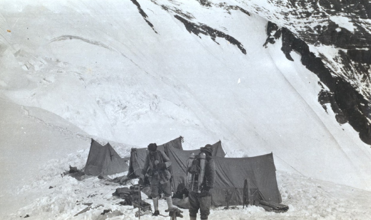 Na poslednej snímke George Mallory (vľavo) a Sandy Irvine odchádzajú na Severný Col Everestu.