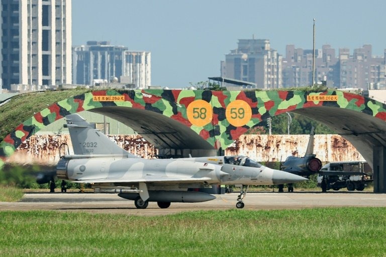 Stíhačka Mirage 2000 taiwanských vzdušných síl na ploche leteckej základne v Hsinchu 14. októbra 2024.