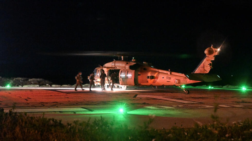 Izraelskí vojaci nastupujú do vojenského vrtuľníka po tom, čo z neho vysadili pacientov, ktorí boli zranení pri útoku dronu z Libanonu, v Haife, Izrael, 13. októbra 2024.