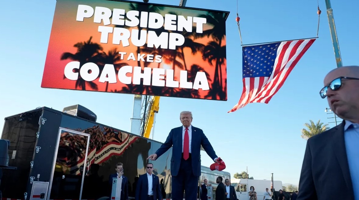 Republikánsky kandidát na prezidenta, bývalý prezident Donald Trump, prichádza na predvolebné zhromaždenie na ranči Calhoun v sobotu 12. októbra 2024 v meste Coachella v Kalifornii.