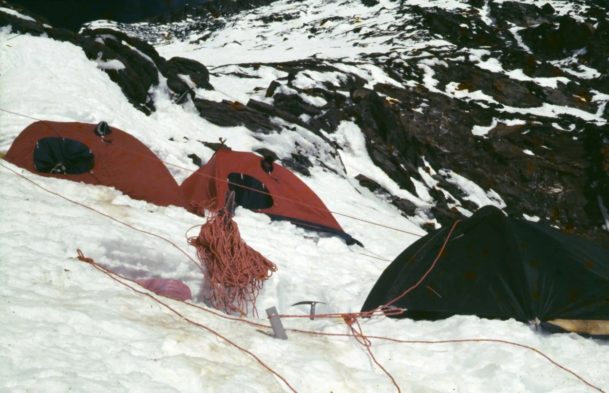 Tretí výškový tábor vo výške 7.350 m.