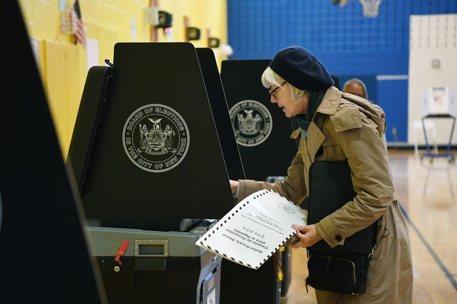 Volička odovzdala svoj hlas vo volebnej miestnosti v New Yorku v Spojených štátoch 2. apríla 2024.