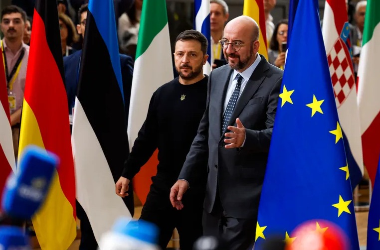 Ukrajinský prezident Volodymyr Zelenskyj (vľavo) a predseda Európskej rady Charles Michel prichádzajú na summit EÚ v Bruseli vo štvrtok 17. októbra 2024.