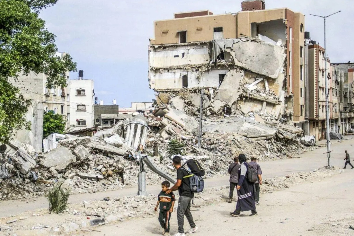 Palestínski obyvatelia utečeneckého tábora Džabalíja na severe Gazy utekajú do iných oblastí s vecami, ktoré si mohli vziať so sebou, po izraelských útokoch na tábor v meste Gaza, Gaza 1. októbra 2024.