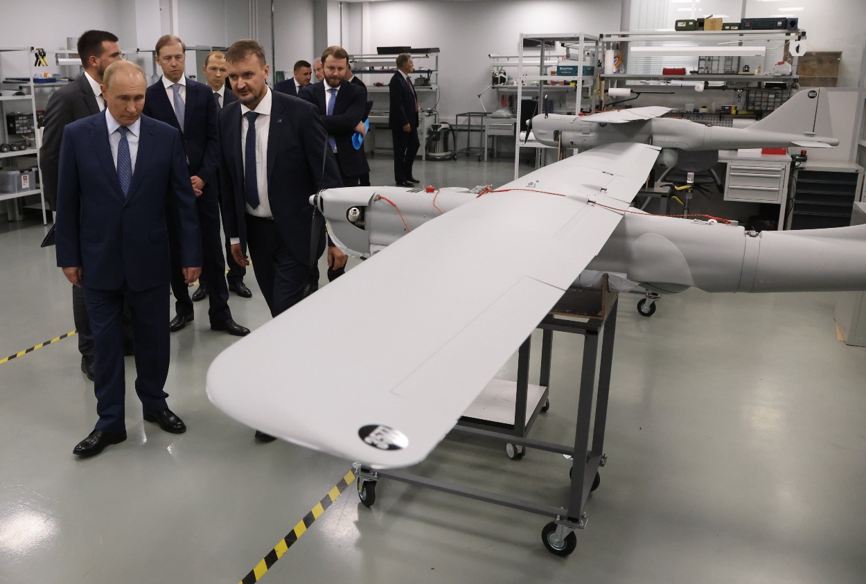 Ruský prezident Vladimir Putin navštevuje závod na výrobu dronov v Petrohrade, 19. septembra 2024.