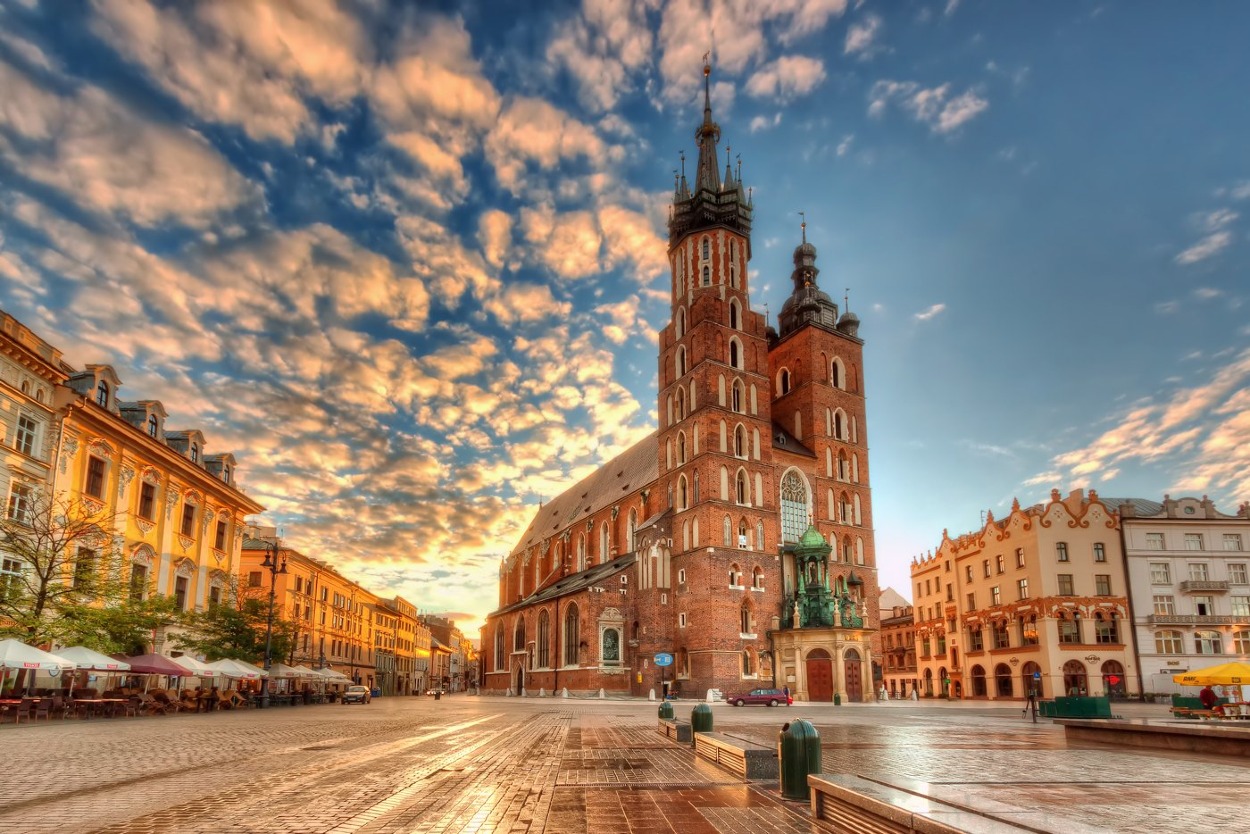 Krakovská bazilika Panny Márie, ktorá sa nachádza na námestí Plac Mariacki, leží len cez cestu od ďalšieho architektonicky príjemného miesta uctievania.