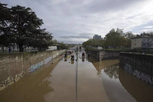 Hasiči odčerpávajú vodu v meste Givors v strednom Francúzsku po prívalových dažďoch a záplavách, ktoré zatopili cesty a železnice.