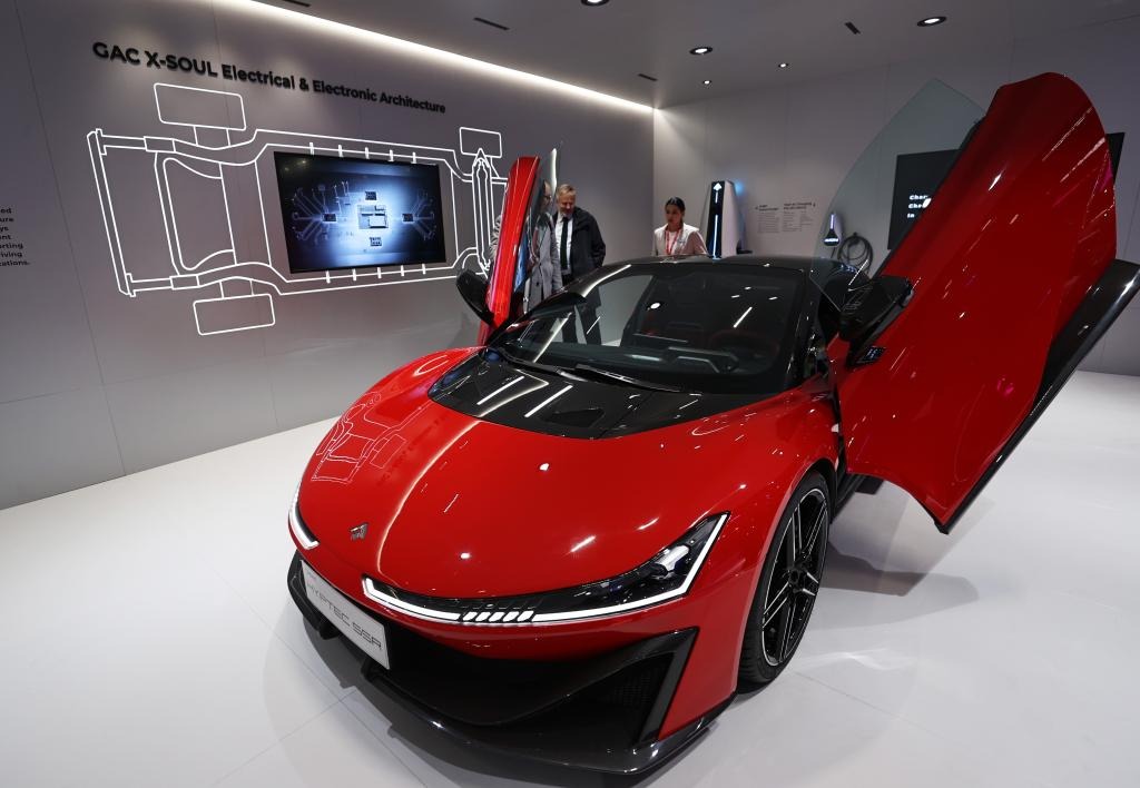 Ľudia navštevujú pavilón spoločnosti Guangzhou Automobile Group Co., Ltd. (GAC Group) na parížskom autosalóne 2024 počas mediálneho dňa v Paríži, Francúzsko, 14. októbra 2024.