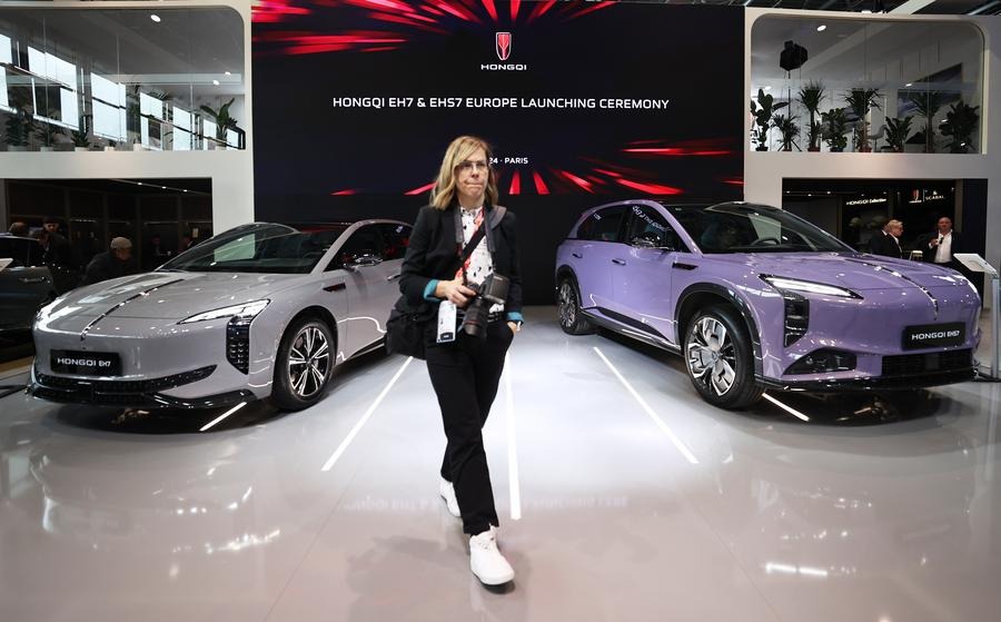 Žena navštevuje pavilón čínskej automobilky FAW-Hongqi na parížskom autosalóne 2024 počas mediálneho dňa v Paríži, Francúzsko, 14. októbra 2024.