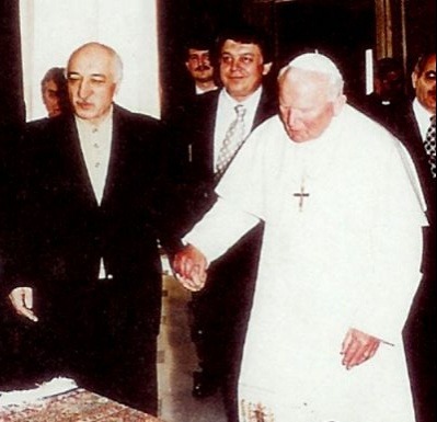 Gülen s pápežom Jánom Pavlom II. v roku 1998.