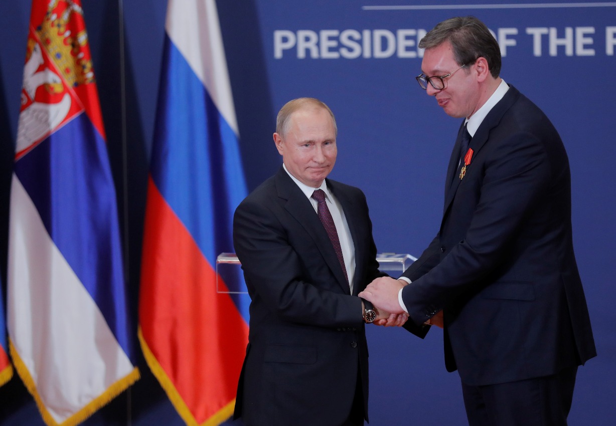 Ruský prezident Vladimir Putin vyznamenáva srbského prezidenta Alexandra Vučiča Radom Alexandra Nevského po ich stretnutí v Belehrade 17. januára 2019.