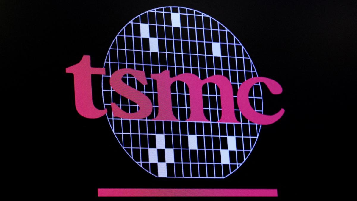 Ilustračné foto - logo spoločnosti Taiwan Semiconductor Manufacturing Company je zobrazené na obrazovke na parkete newyorskej burzy (NYSE) v New Yorku, USA, 26. septembra 2023.