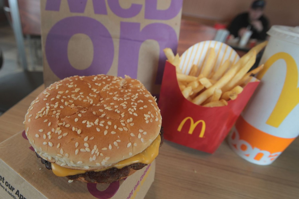 Národná agentúra pre verejné zdravie v utorok uviedla, že v Spojených štátoch vypukla epidémia E. coli spojená s hamburgermi Quarter Pounder spoločnosti McDonald's, ktorá viedla k 49 ochoreniam vrátane jedného úmrtia.