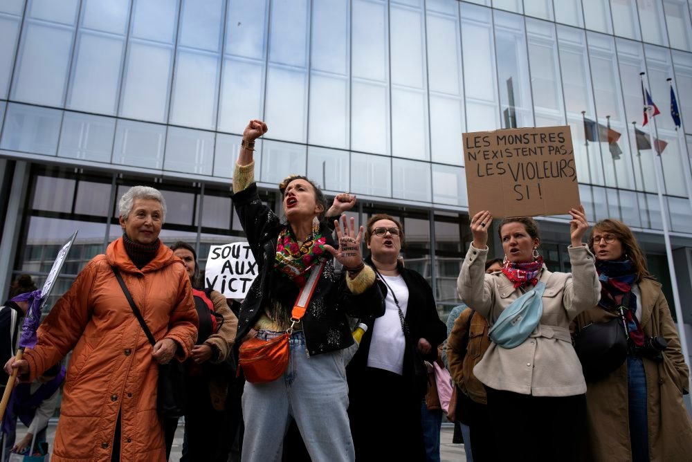 Aktivistky za práva žien demonštrujú protestujú pred justičným palácom 28. októbra 2024 v Paríži. Francúzsky herec Gérard Depardieu v pondelok zo zdravotných dôvodov požiadal o odklad súdneho pojednávania v prípade sexuálneho útoku.