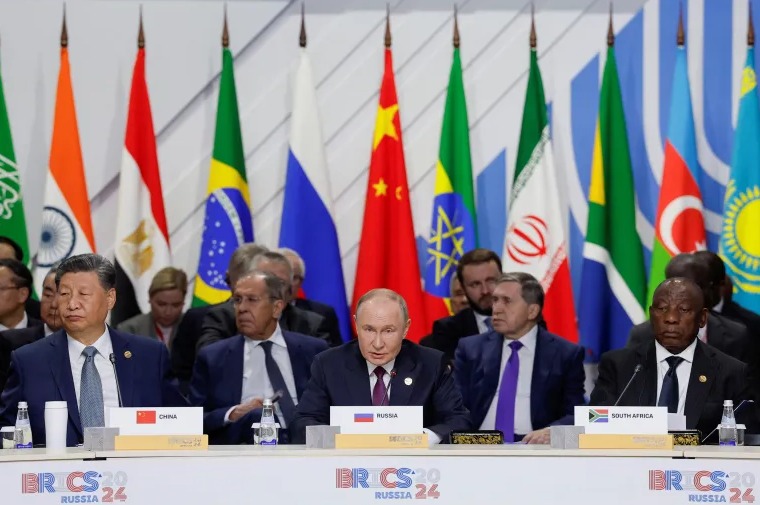 Juhoafrický prezident Cyril Ramaphosa, ruský prezident Vladimir Putin a čínsky prezident Si Ťin-pching na samite BRICS v ruskej Kazani.