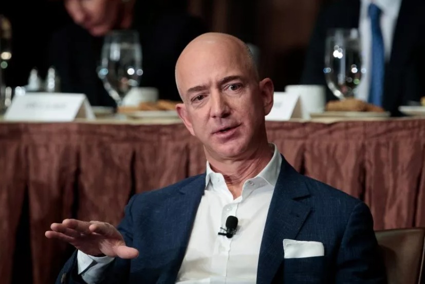 Jeff Bezos, zakladateľ a generálny riaditeľ spoločnosti Amazon a majiteľ denníka The Washington Post, reční na zasadnutí Economic Club of New York 27. októbra 2016 v New Yorku. 