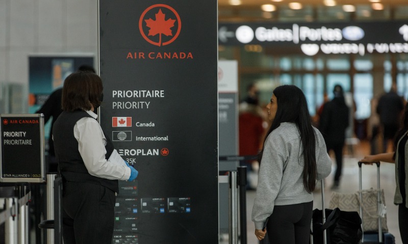 Ilustračné foto - odbavovacia plocha spoločnosti Air Canada na medzinárodnom letisku Toronto Pearson (YYZ) v Toronte, Ontário, Kanada, 18. januára 2023.