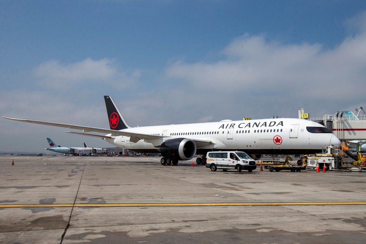 Lietadlo spoločnosti Air Canada parkuje na letisku Toronto Pearson Airport v Mississauge v kanadskej provincii Ontario 28. apríla 2021.