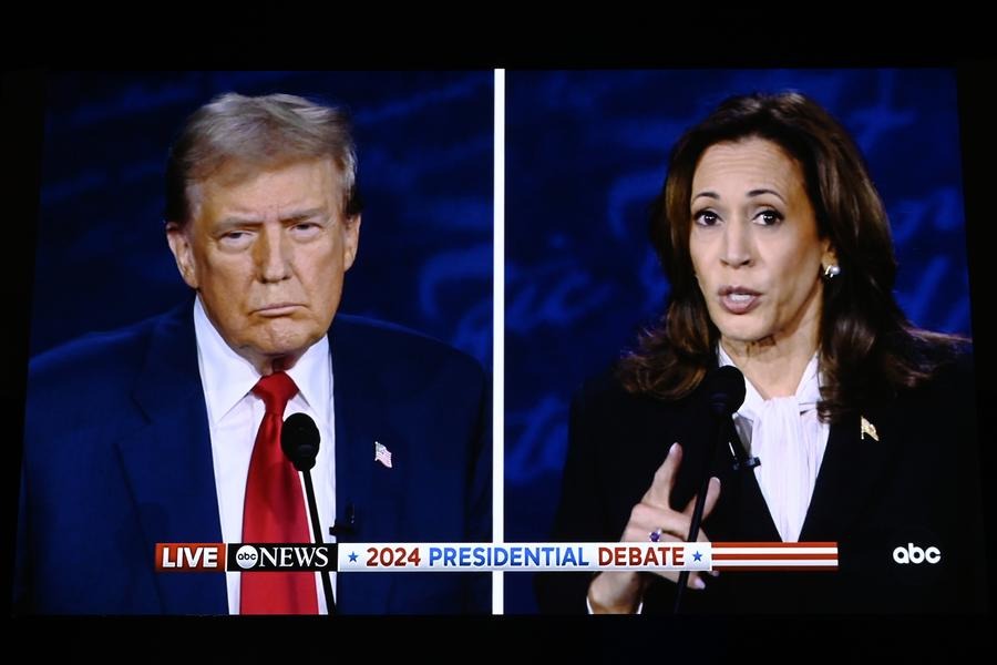 Na snímke z mediálneho archívu americkej prezidentskej debaty 10. septembra 2024 viceprezidentka USA Kamala Harrisová (vpravo) a bývalý prezident Donald Trump počas prezidentskej debaty vo Filadelfii v USA.