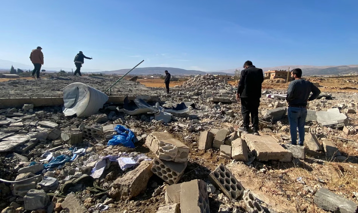 Ľudia si prezerajú škody po nočných izraelských náletoch na libanonskú dedinu Hufair pri Baalbecku 29. októbra 2024.