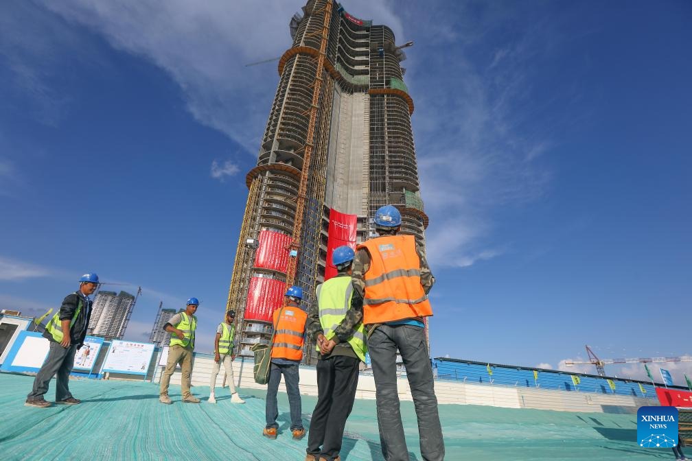 Ako oznámil egyptský minister bývania Sherif El-Sherbiny, v egyptskom meste New Alamein City bola dokončená dominantná veža projektu Alamein Downtown Towers.