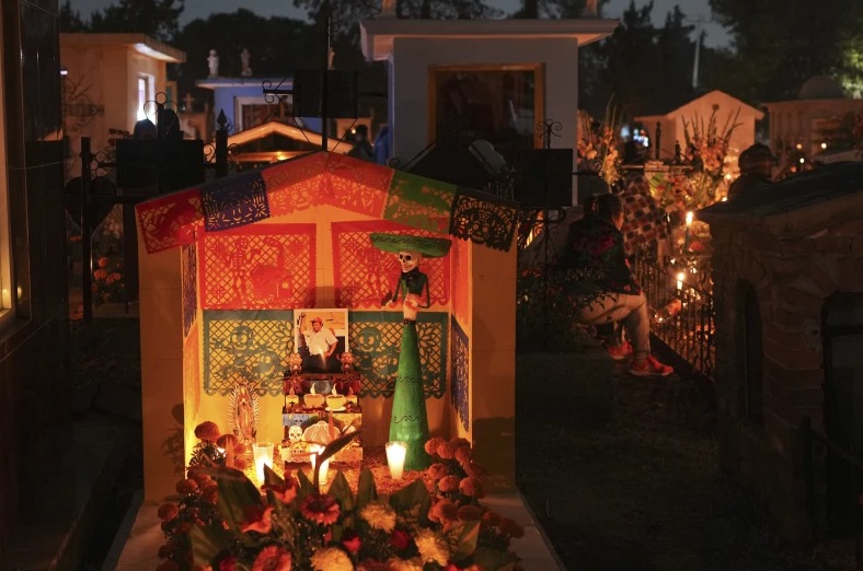 Na cintoríne San Gregorio Atlapulco na predmestí Mexico City je hrob ozdobený sochou Catrina a kvetmi cempasúchil alebo nechtíkmi, ktoré sa používajú pri oslavách Dňa mŕtvych, v piatok 1. novembra 2024.