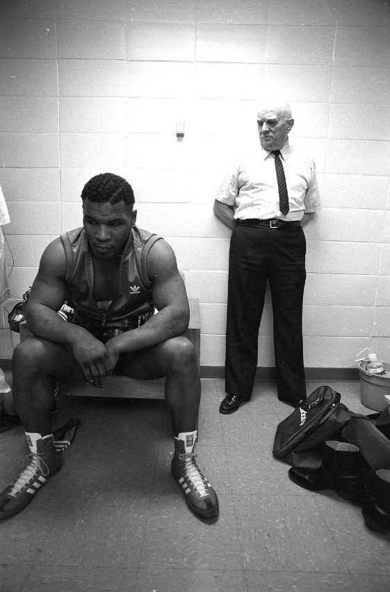 18-ročný Mike Tyson s Cusom D'Amatom pred svojím profesionálnym debutom Albany, NY (1985)