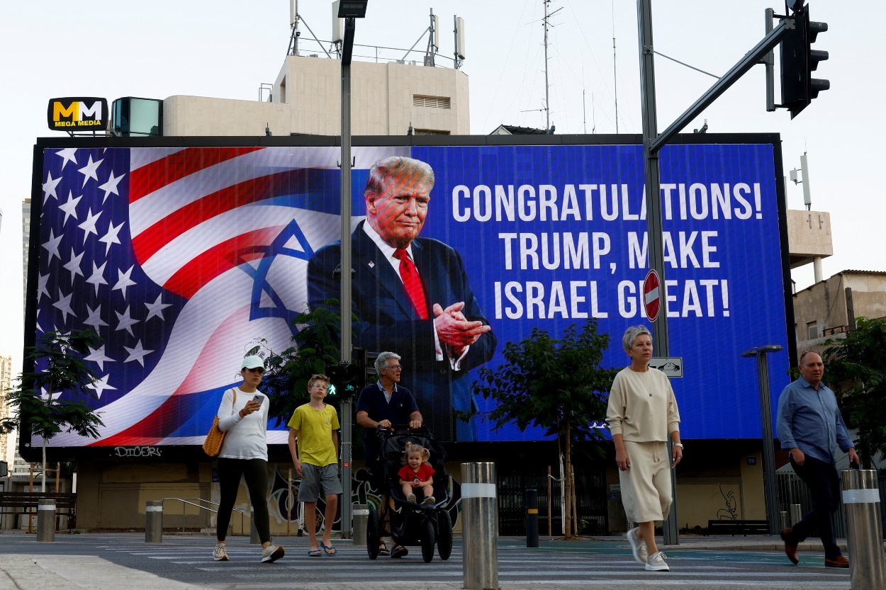 Zvolený prezident USA Donald Trump sa objavuje na blahoprajnom billboarde k prezidentským voľbám v USA v roku 2024 v Tel Avive, Izrael, 6. novembra 2024.